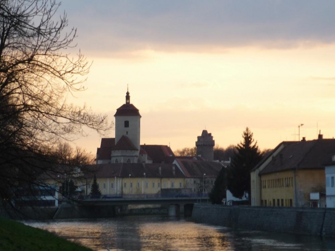 Pohled na hrad z jednoho břehu