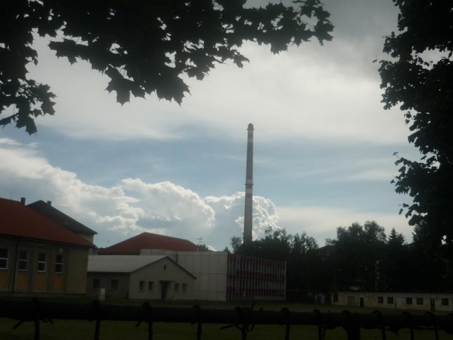 ZŠ Dukelská a strakonický komín (teplárna)
