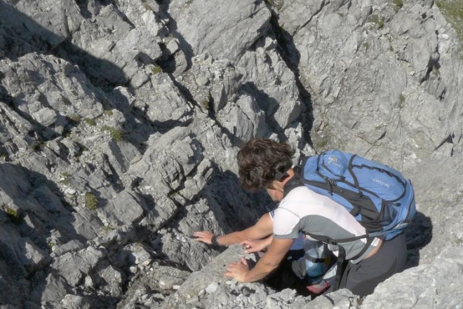 Dolů jsme šli trošku jinudy... a hlavně ne po značce. Díky tomu jsme zažili rozličná dobrodružství včetně slézání skalní průrvou a sestupu po strmém suťovisku.
