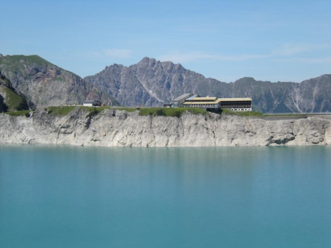 Hráz Lünersee a Dougalss Hütte