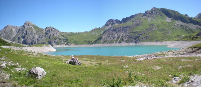 Lünersee a děti hrající si na kamenu