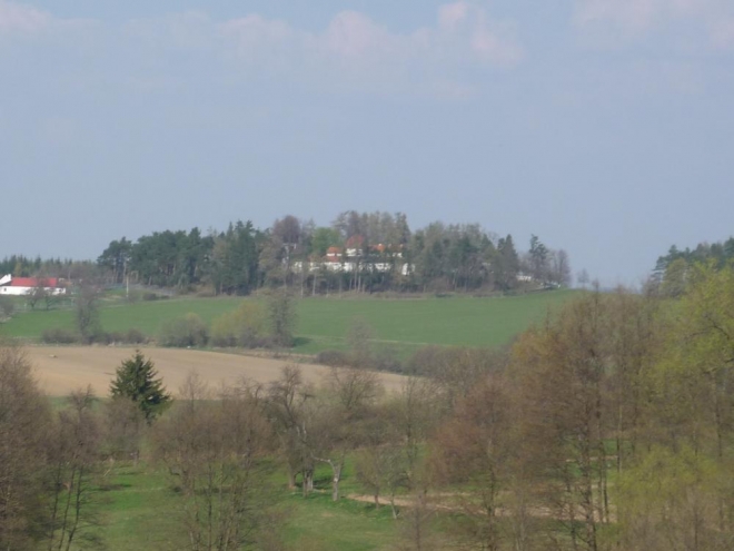 Pohled na kopeček s kostelem směrem od Zahorčic