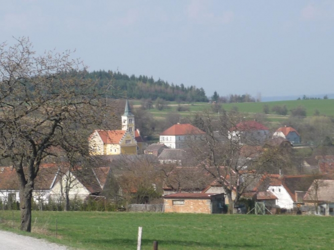 Pohled na Kraselov (směr od Zahorčic) s kostelem