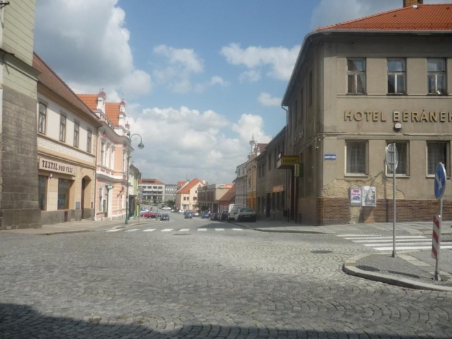 Vedle kostela