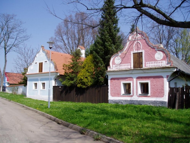 Co překvapí, je poměrně velká barevnost. A to jak celkově (červený štít), tak v detailech. A pak to, že nazdobené štíty měly i malé domky.