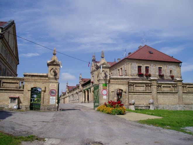 Dvůr Vondrov sice je už kousek za Blaty a Bezdrevem, ale za shlédnutí určitě stojí. Navíc jsou zde mnohé zajímavé cyklostezky.