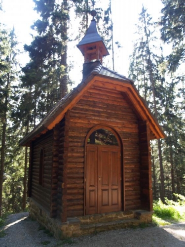U Loveckého zámečku (na fotce je ale kaple sv. Huberta) konečně dáváme delší pauzu a oběd z vlastních zásob. Dnes i zítra má být skvěle a to je vidět. Lezeme na vrchol Boubína.