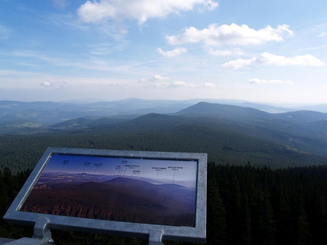 A tak se nás tady nahoře tísní desítky a další pochodují nahoru, dolu. Rozhled je fantastický a kdyby byla hustá mlha dají se kopce vytušit z popisů a fotek kolem. Alpy, tak jako při mojí prvé návštěvě na ještě nedostavěné rozhledně, bohužel ale vidět nejsou.