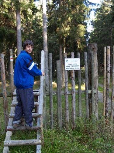 Překvapivě zjišťujeme, že se smí i dovnitř do obory a tak měníme své plány, které jsme měli stejně každý jiné, a míříme tam. Dříve se do ní v době 1.9.-15.10., tedy při jelení říji, nesmělo.