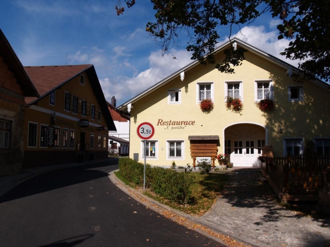a starý Tyrolský dům, kde se dobře i levně vaří, to jsou naše poslední zastávky asi letos posledního vícedenního putování po horách.