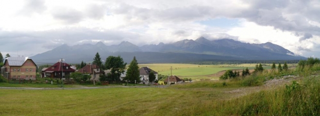 Večer ještě ze Štrby fotím mjučkem panorama Tater. Náš poslední výlet začíná v ledové Demanovské jeskyni a končí v Jánské dolině, kde díky chybějící půlce mapy nedojdeme k Ohništi se skalním oknem a Velkou ledovou propastí, velmi zajímavému místu Nízkých Tater. Tak snad jindy, už se správnou mapou...