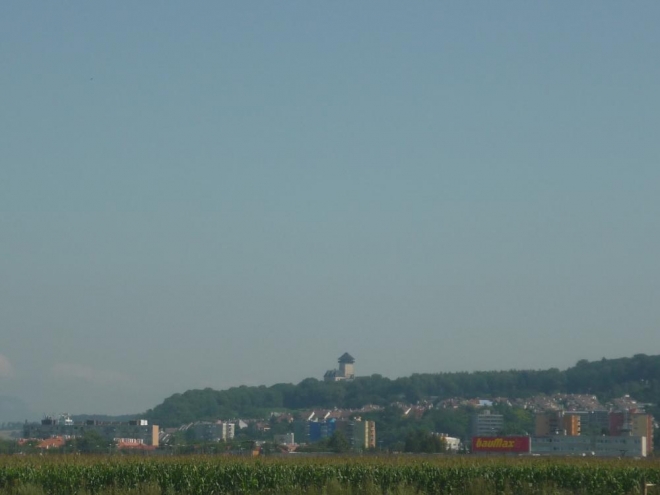 Pohled při cestě do Trenčína na Trenčiansky hrad