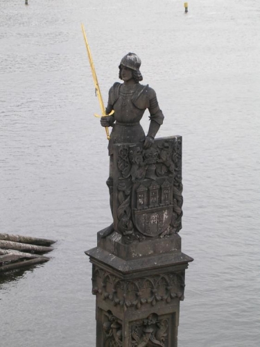 Pod Karlovým mostem leží socha Bruncvíka