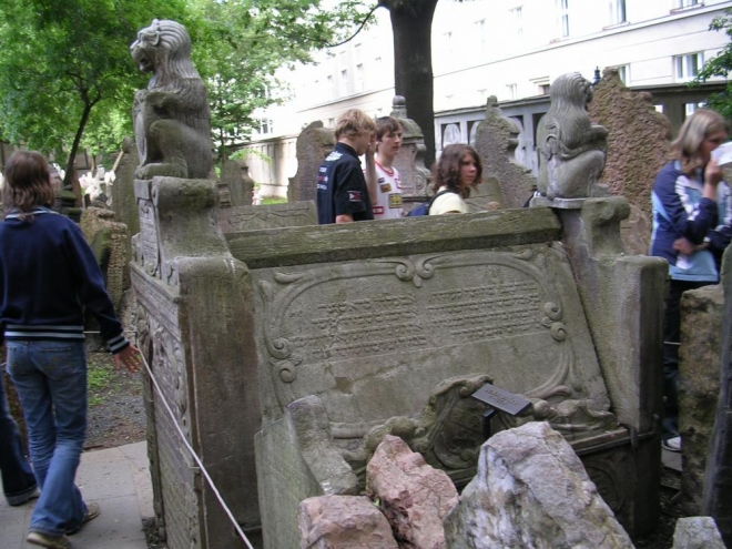 Jiný pohled na náhrobek nejznámějšího rabína