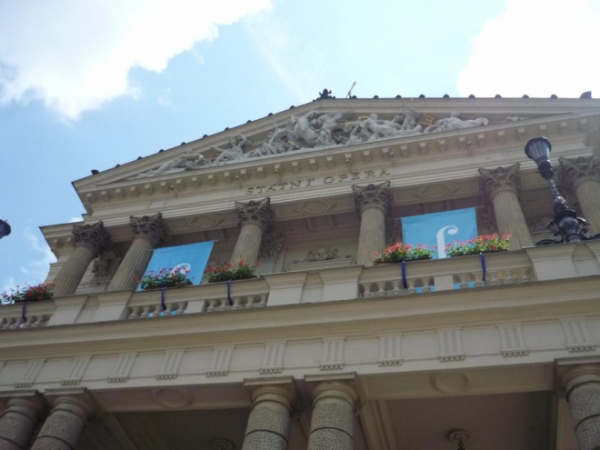 Pohled zvenku na budovu Státní opery