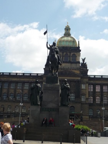 Pohled na jezdeckou sochu sv. Václava a na Národní muzeum v pozadí