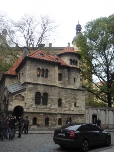 Při vstupu na hřbitov