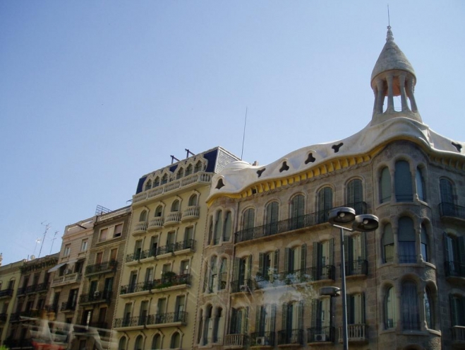 Antonio Gaudí, především díky svému mecenáši panu Güellovi, realizoval po městě celou řadu staveb, z nichž je několik zapsáno i do seznamu světového dědictví UNESCO. 
