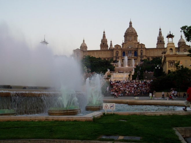 V Barceloně jsou i další zajímavá místa kam by se dalo zavítat jako je třeba ZOO, Mrakodrap Torre Agbar, Vila Olímpica – olympijská vesnice, Aréna na Plaça de Toros Monumental nabízí tak trochu jiné zápasy v historické aréně, býčí zápasy – corridu a samozřejmě i spoustu muzeí. Nás, stejně jako davy kolem, přivábila Magická fontána.