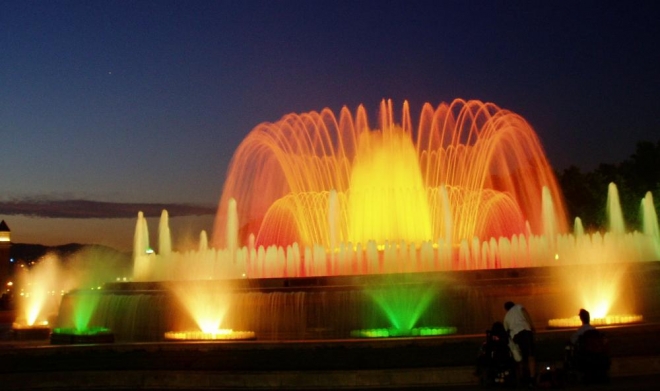 Magická fontána Montjuic, stejně jako přilehlé výstavní pavilony, byla postavena při příležitosti světové výstavy Expo v Barceloně v roce 1929. 