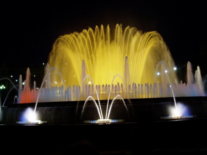 Fontána je přes rok puštěna vždy o víkendu večer (po setmění, v létě od 20. hodin do půlnoci) a nabízí velkolepou podívanou – hru světla, hudby a vody hrající tisíci barvami. Vypadá moc hezky a efektně a připomíná trochu Křižíkovu fontánu na pražském výstavišti.