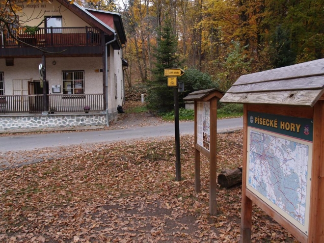 Konečně chata Živec. A nápis hned zve k návštěvě:   Poutníče postůj. Odpočiň zde než k poháru svému nad mořem lesů tam přichýlíš ret (jaromír Borecký, l.p. 1933-1984). "Moře lesů", tak se i původně tato chata jmenovala. Výstižný název...