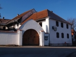 V horní části návsi je v zrekonstruovaném statku stylová restaurace s ubytováním "Dobčická tvrz".