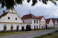 Holašovice jsou klenotem selského baroka v jižních Čechách. Vyhlášením vesnice mezi památky UNESCO zpopularizovalo tuto vesnici mezi návštěvníky z celého světa. Rozhodně ne nadarmo – opravené fasády domů na návsi umocňují atmosféru Prodané nevěsty, jež se tu točila, socha vodníka zase vybízí k představivosti ze stejnojmenné symfonické básně.