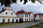 Holašovice jsou klenotem selského baroka v jižních Čechách. Vyhlášením vesnice mezi památky UNESCO zpopularizovalo tuto vesnici mezi návštěvníky z celého světa. Rozhodně ne nadarmo – opravené fasády domů na návsi umocňují atmosféru Prodané nevěsty, jež se tu točila, socha vodníka zase vybízí k představivosti ze stejnojmenné symfonické básně.