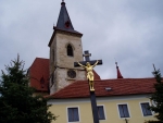 Chvalšiny jsou sice kousek za hranicemi CHKO, ale určitě stojí za krátkou zastávku. Kostel svaté Máří Magdalény je největší chvalšinskou chloubou. Díky znamenitým objevům restaurátorů v devadesátých letech našeho století při odkrývání a obnovování maleb v kostele jsme se o něm dozvěděli mnohem víc, než bylo donedávna známo. Současný kostel je už druhou stavbou tohoto druhu v obci, neboť již před ním tu stál jiný kostelík, zasvěcený stejné světici. Nynější kostel byl postaven v pozdně gotickém slohu v letech 1487 -1507, o čemž svědčí několik letopočtů dochovaných porůznu v kostelní lodi.Některé práce se dokončovaly až do roku 1514. Velká část kostela je dílem slavné rožmberské stavební huti a jejího stavitele Hanse Götzingera. Jeho jméno je uvedeno uprostřed na klenbě lodi. Kostel byl v průběhu času běžně opravován. Při restaurátorských pracích byla nad Vítězným obloukem objevena rozměrná nástěnná malba, zobrazující Poslední soud. Jejím autorem byl v roce 1514 mistr Jakub Pecka, jak je u malby uvedeno. Byly odkryty i další nástěnné malby v okolí prvního klenebního svorníku v lodi, který má podobu trnové koruny. V blízkosti svorníku je rodový znak pánů z Rožmberka pětilistá růže. Varhany na kůru byly postaveny v roce 1672. Hudební kůr spočívá na dvou zděných sloupech a jeho druhé patro, zřízené v roce 1846, na sloupech litinových. Kostelní loď má kombinovanou síťovou a hvězdicovou klenbu předhusitského typu, je ovšem ale z pozdější doby. Celý interiér činí na příchozího hluboký dojem a vzbuzuje v něm pocit radosti nad jeho krásou. Až na menší dobové úpravy se loď dochovala v původní podobě. Krátká navzájem se přesekávající žebra v klenbě lodi tvoří obrazce šesticípých hvězd. Dvojnásob žlábkovaná žebra se opírají o bohatě členěné přípory, které se sbíhají do tří otevřených svorníků. Dva z nich jsou roubeny stylizovanou trnovou korunou. Přípory u hudebního kůru jsou zdobeny růžicí. Dvě vysoká okna na severní straně lodi nemají kružbu, další dvě okna na jižní straně jsou trojdílná a jsou vybavena původními pozdně gotickými kružbami. Na opěrných pilířích i jinde v lodi se dochovaly četné kamenické značky. 