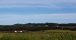 Pod hřebeny  jsou všude rozesety malebné domky, svítící svou bělobou daleko do kraje, jako zde pod Haberským vrchem.