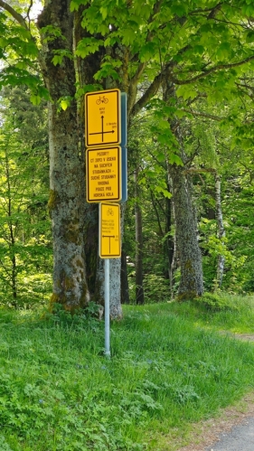 Upozornění na horší kvalitu cesty a značné převýšení.