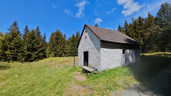Kaple u bývalých Suchých Studánek, které zase až tak suché být nemohli. Pramení zde Jelenka a mokředy dnes chrání PR Městišťské rokle.