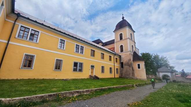  Klášter Augustiánů v Zaječově. V roce 1785 byl klášter zrušen a konvent upraven na faru a školu. Znovu zde řeholníci působili od roku 1789 až do jejich násilného odchodu v roce 1950. Následně prostory sloužily pro potřeby armády nebo jako depozitář muzea. V roce 1990 klášter opět získal řád augustiniánů, který v kostele pravidelně slouží bohoslužby. Prostory kláštera slouží k pořádání občasných výstav. (mapy.com)