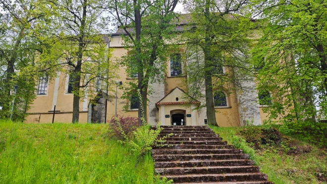 První augustiniánský klášter v Čechách pochází ze 13. století. Ve 14. století se mu začalo říkat klášter svaté Dobrotivé, protože získal ostatky sv. Benigny. V roce 1676 byl barokně přestavěna architektem Janem Dominikem Canevalem. V roce 1682 byla přistavena věž kostela. (mapy.com)