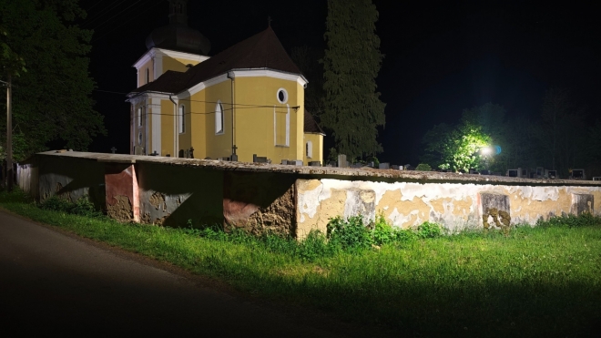Kostel sv. Vavřince, původně gotický s věží, presbytář a sakristie mají gotickou klenbu, na severní stěně presbytáře se dochovaly nástěnné malby z konce 14. století.
