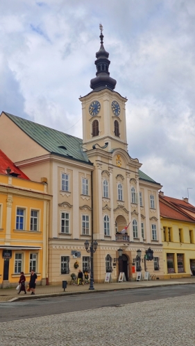 Velmi hodnotná klasicistní architektura radnice z roku 1804 s původními ozdobnými vraty. V prvním patře budovy se nachází obřadní síň, ve které je umístěn obraz od malíře A. Muchy znázorňující Mistra Jana Rokycanu na konsilu Basilejském. (mapy.com)