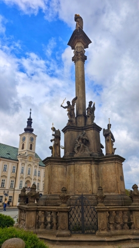 Barokní sloup od J. Hormana pochází z roku 1725. 
