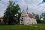 Kostel Nejsvětější Trojice je pozdně renesanční hřbitovní kostel z roku 1609, v půdorysném a prostorovém uspořádání vycházející z gotiky. Kostel se nachází v prostoru nového parku U Plzeňské brány. (mapy.com)