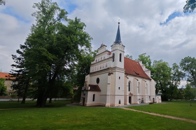 Kostel Nejsvětější Trojice je pozdně renesanční hřbitovní kostel z roku 1609, v půdorysném a prostorovém uspořádání vycházející z gotiky. Kostel se nachází v prostoru nového parku U Plzeňské brány. (mapy.com)