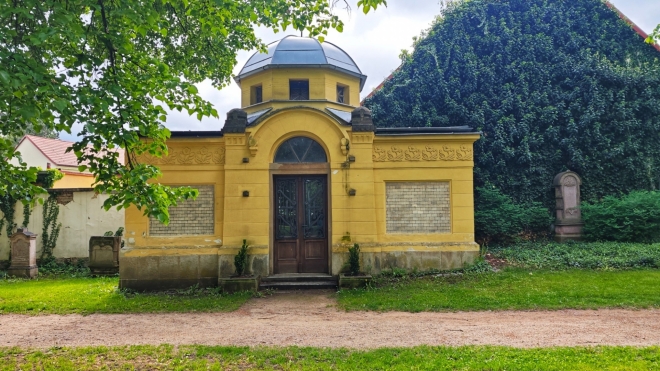 Nejpřepychovější hrobku si zde roku 1900 postavila rodina průmyslníka Johanna Fitze. V průběhu 20. století byla hrobka opuštěna a postupně chátrala. V letech 2011 — 2012 provedlo město Rokycany její celkovou rekonstrukci, včetně zdobeného interiéru a obnovy mramorových nápisových desek.  (mapy. com)