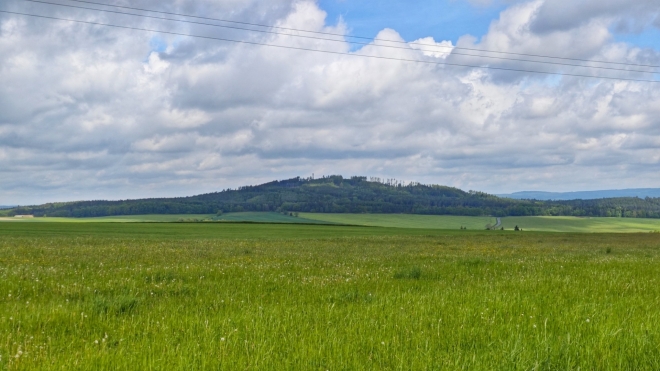 Vrch Kotle s rozhlednou od Veselé.