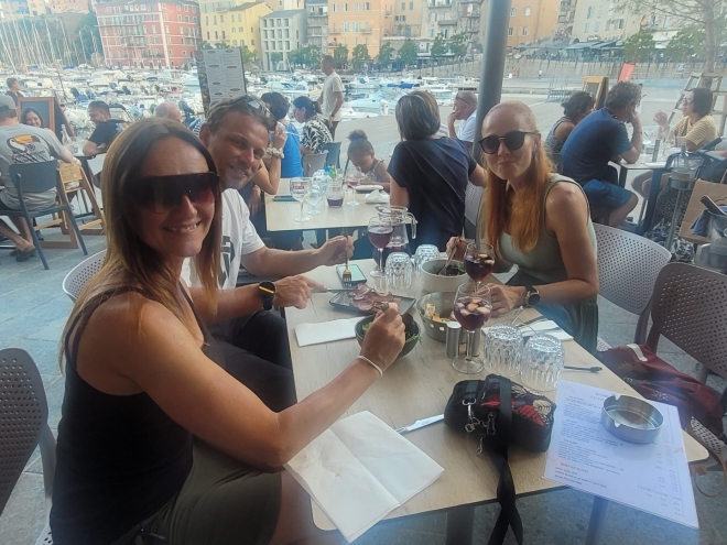V restauraci v Bastii naši průvodci domlouvají ochutnávku. Ta bude ale až po příjezdu z hor, den před odjezdem domů.