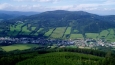 Z věže je úchvatný výhled na Otmuchovské jezero v Polsku. Jižní výhled zachycuje celé pásmo Hrubého Jeseníku od Pradědu až k Šeráku. Za příznivého počasí je západním směrem viditelná skupina Kralického Sněžníku a severozápadním Rychlebské hory (viz foto). 