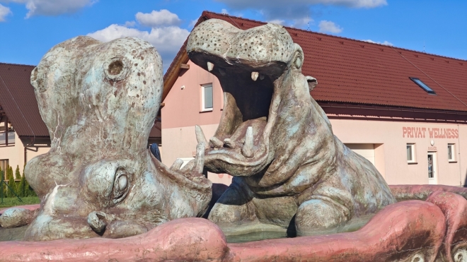 Dům v pozadí je sklárnou, kde si lze vytvořit svoje dílko.