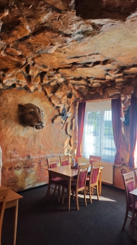 Místnost restaurace má zvláštní kouzlo...