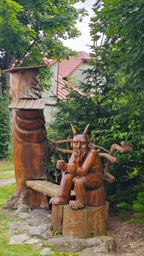 Dřevěná socha dvou čertů z roku 2016, která se váže k místní pověsti, kdy čerti překazili výstavbu kostela v nedalekém Světnově. (Mapy.com)