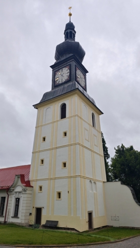 Původně renesanční hodinová věž, která měla obrannou funkci, byla upravena do současné podoby na třípatrovou barokní věž se zvonicí. Dnes prostory slouží k ubytování návštěvníků. (Mapy.com)