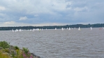 Na Velkém Dářku prob9há závod windsurfingu.
