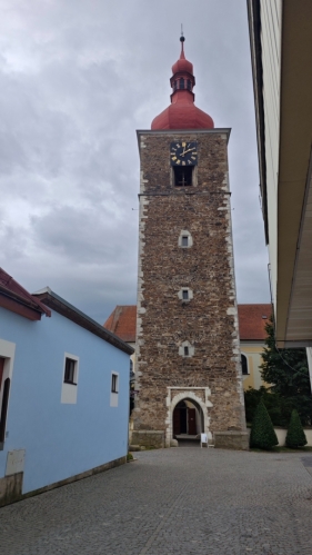 V Přibyslavi znovu prší a tak vystoupáme na věž i kostela.